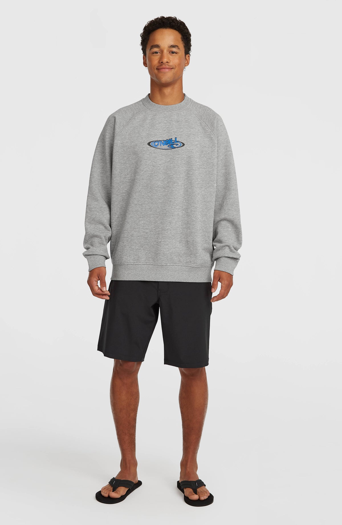 Essentials 90s Logo Crew Sweatshirt für Herren, grau mit Logo-Print, Ganzkörperansicht am Model