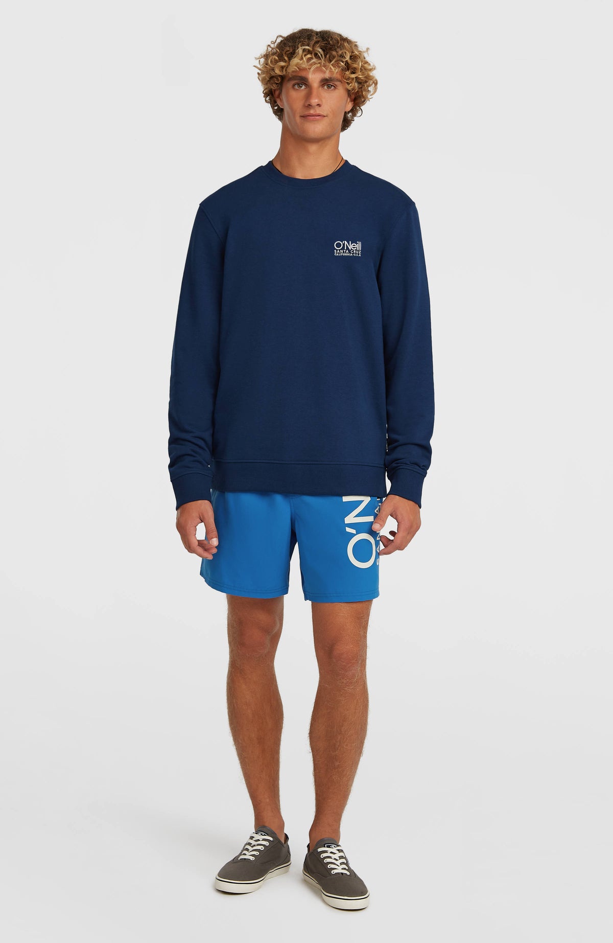 Original Cali Logo Crew Sweatshirt für Herren, blau mit Logo-Print in Weiß, Ganzkörperansicht am Model