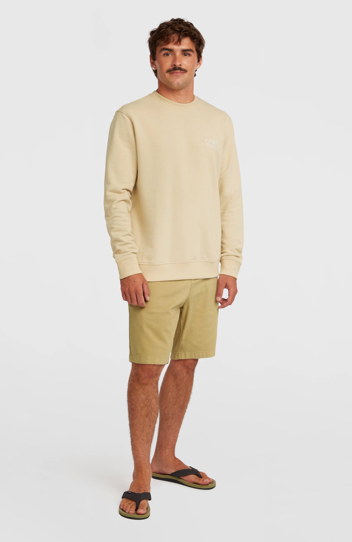 Original Cali Logo Crew Sweatshirt für Herren, beige mit Logo-Print in Weiß, Ganzkörperansicht von vorne am Model