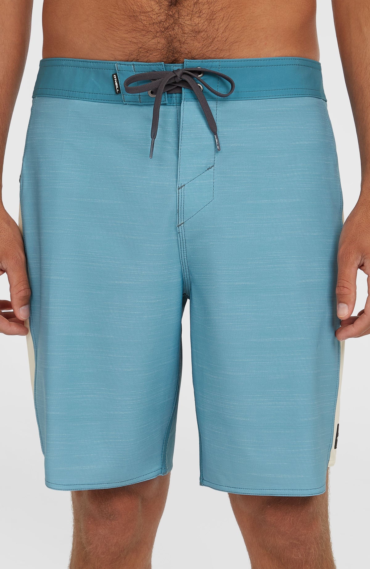 Nahaufnahme von Bund und Kordelzug der blauen Hyperfreak Tech Panel 19'' Boardshorts am Model