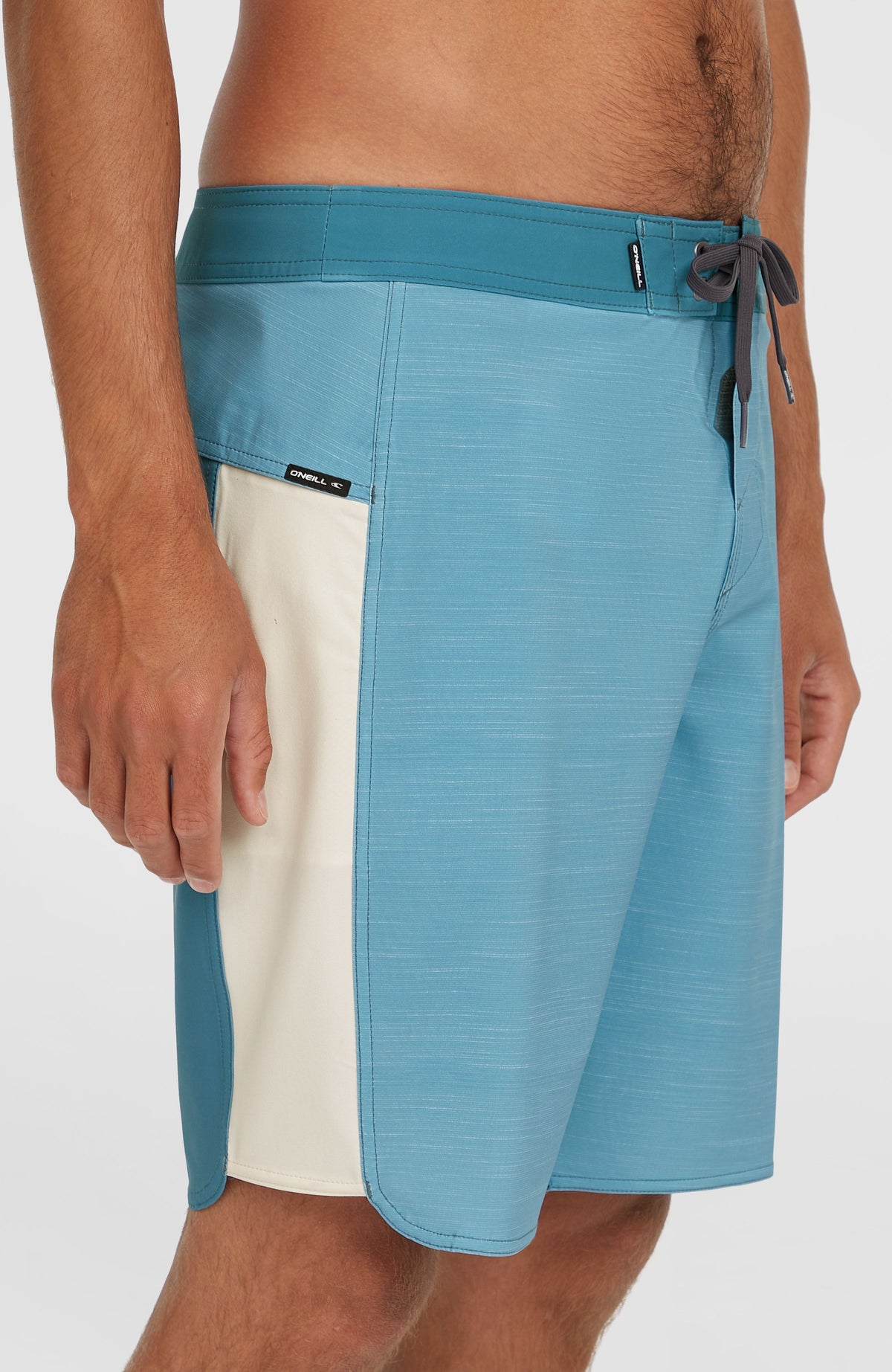 Nahaufnahme des seitlichen Einsatzes mit Logo-Patch an den blauen Hyperfreak Tech Panel 19'' Boardshorts