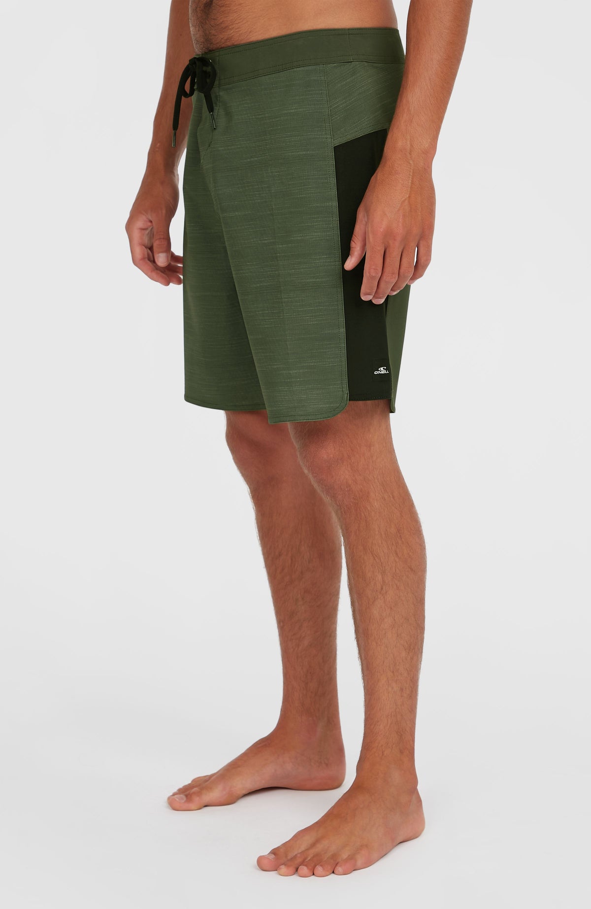 Hyperfreak Tech Panel 19'' Boardshorts, grün, Seitenansicht am Model mit Logo-Badge am Saum