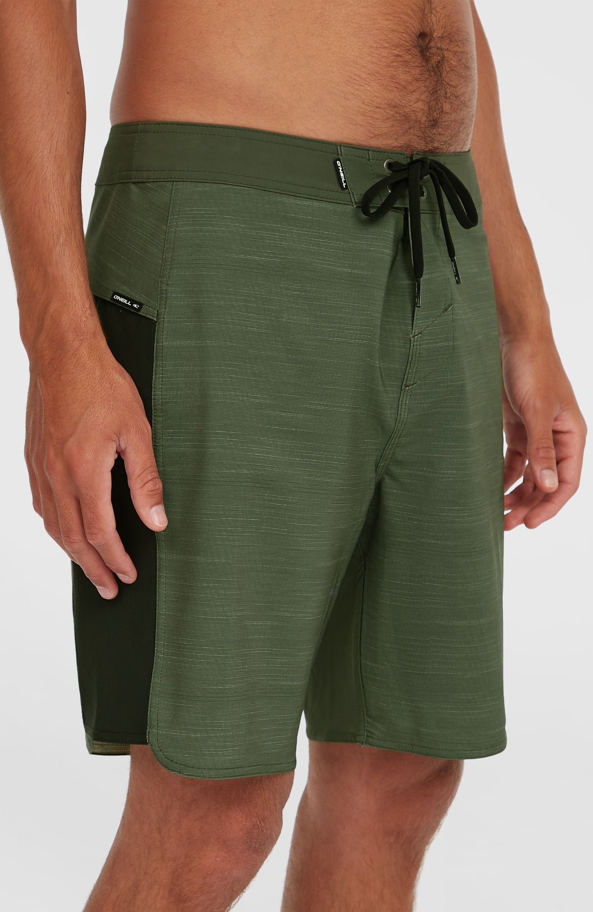 Grüne Hyperfreak Tech Panel 19'' Boardshorts am Model, Nahaufnahme des seitlichen Einsatzes