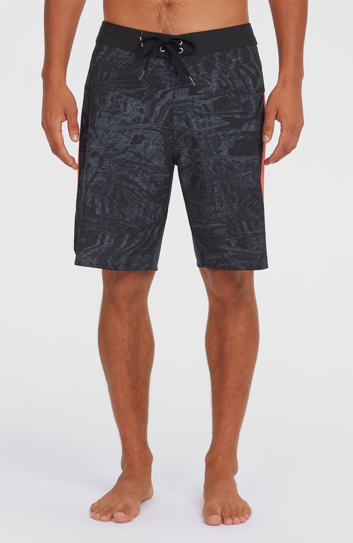 O'Neill Hyperfreak Tech Panel 19'' Boardshorts für Herren, schwarz mit Farbverlauf in Pink und Orange, Vorderansicht am Model