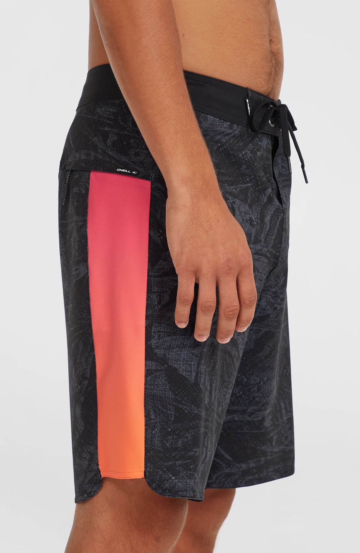 Hyperfreak Tech Panel 19'' Boardshorts, schwarz mit Farbverlauf in Pink und Orange, Nahaufnahme der Reißverschlusstasche