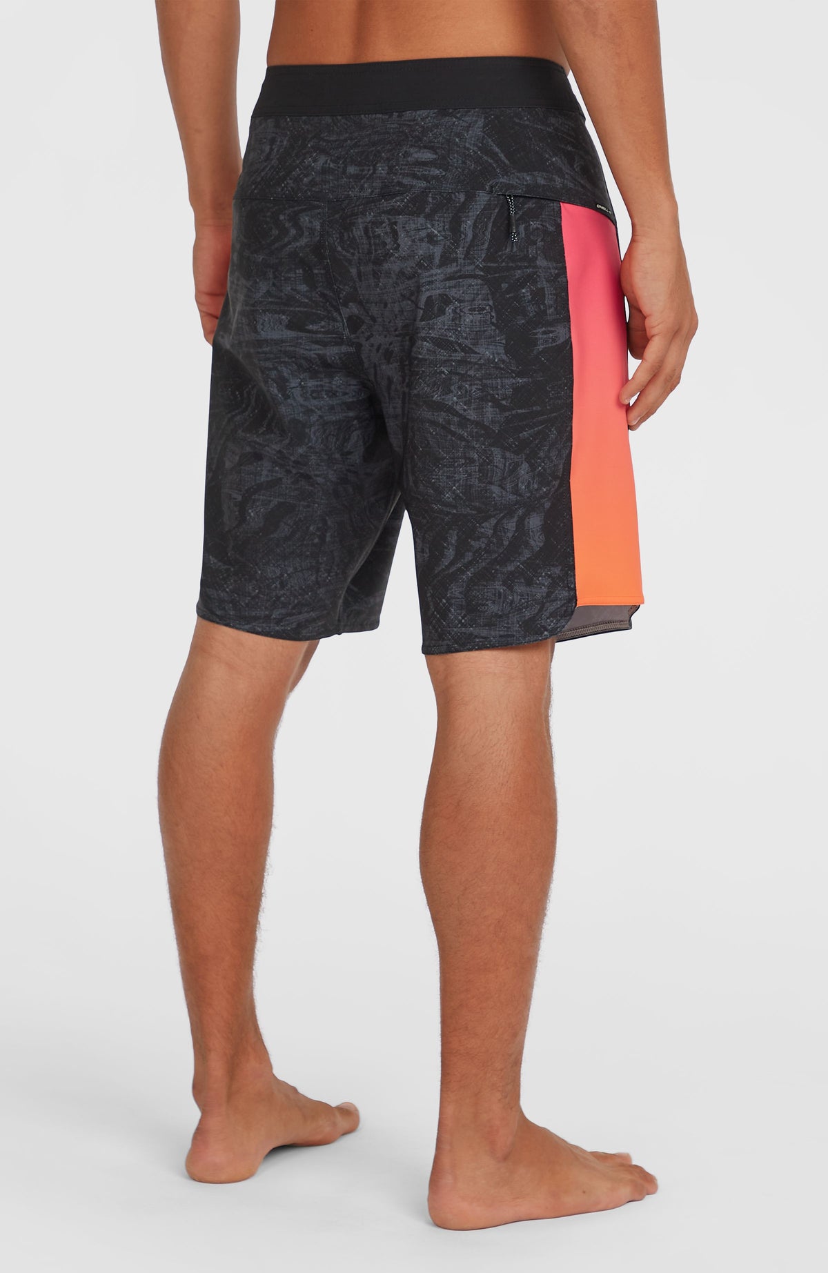 Hyperfreak Tech Panel 19'' Boardshorts für Herren, schwarz mit Farbverlauf in Pink und Orange, Rückansicht getragen am Model
