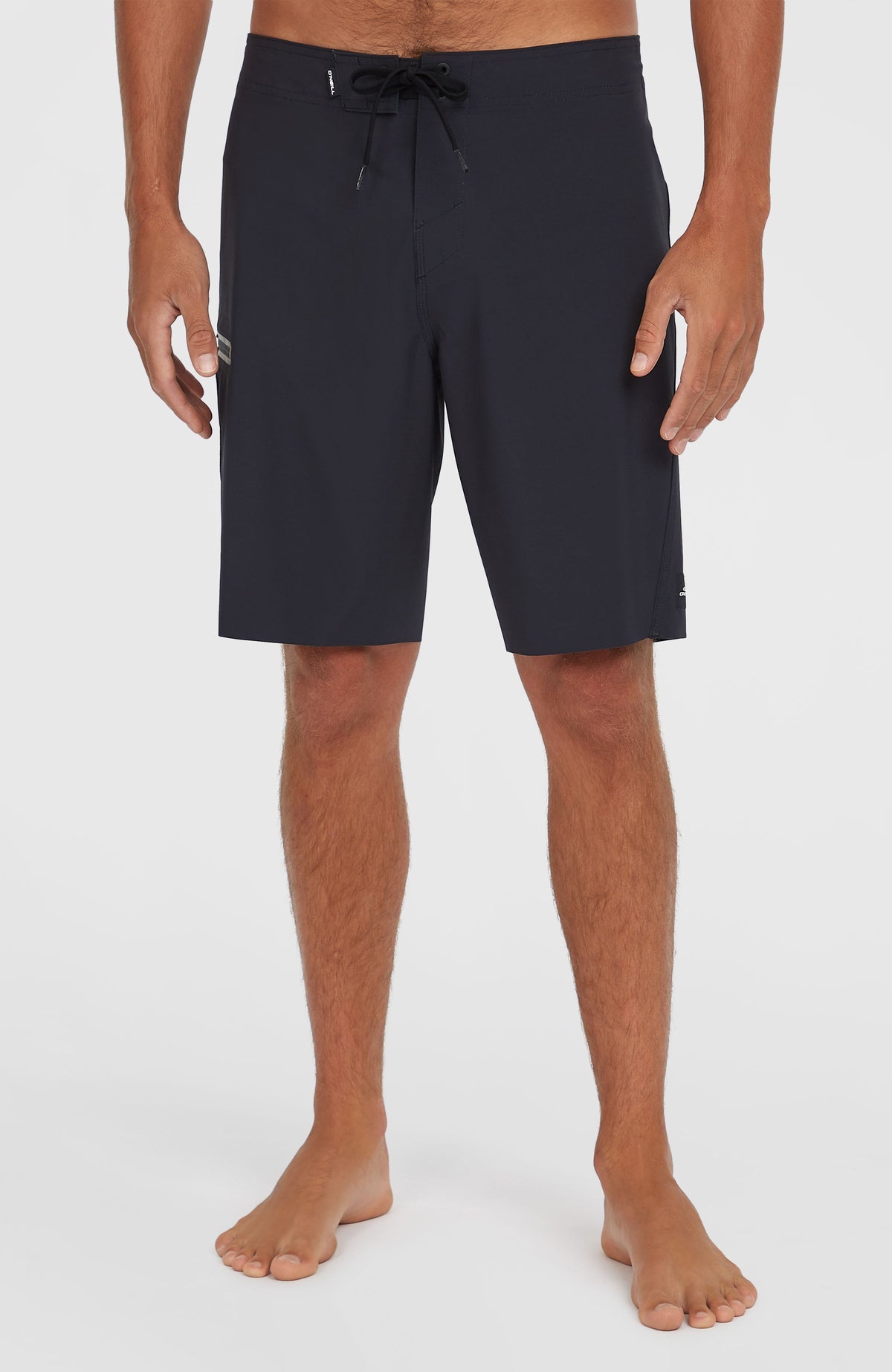 O'Neill Hyperfreak Tech Solid 19'' Boardshorts für Herren, schwarz, Vorderansicht am Model