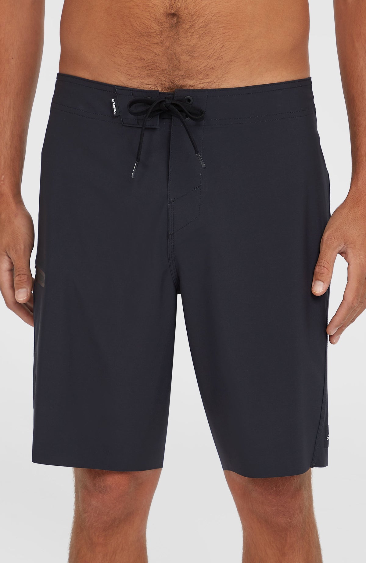 Nahaufnahme von Bund und Kordelzug der schwarzen Hyperfreak Tech Solid 19'' Boardshorts am Model