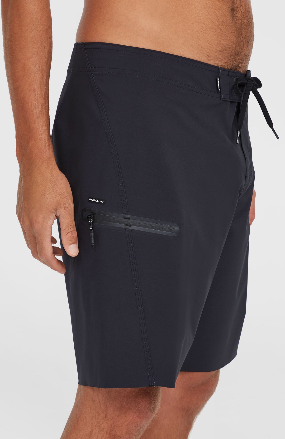 Nahaufnahme der seitlichen Reißverschlusstasche der schwarzen Hyperfreak Tech Solid 19'' Boardshorts