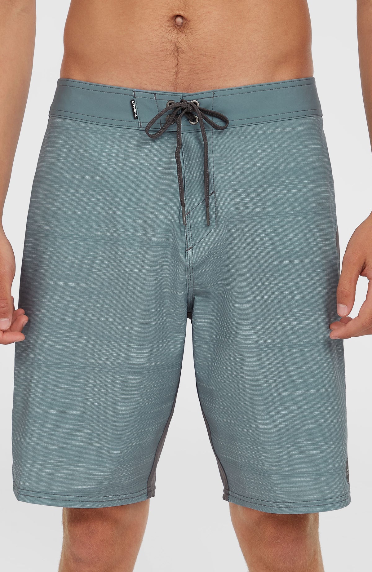 Tech Enduro 20'' Boardshorts für Herren, blau, Nahaufnahme von Bund und Kordelzug am Model