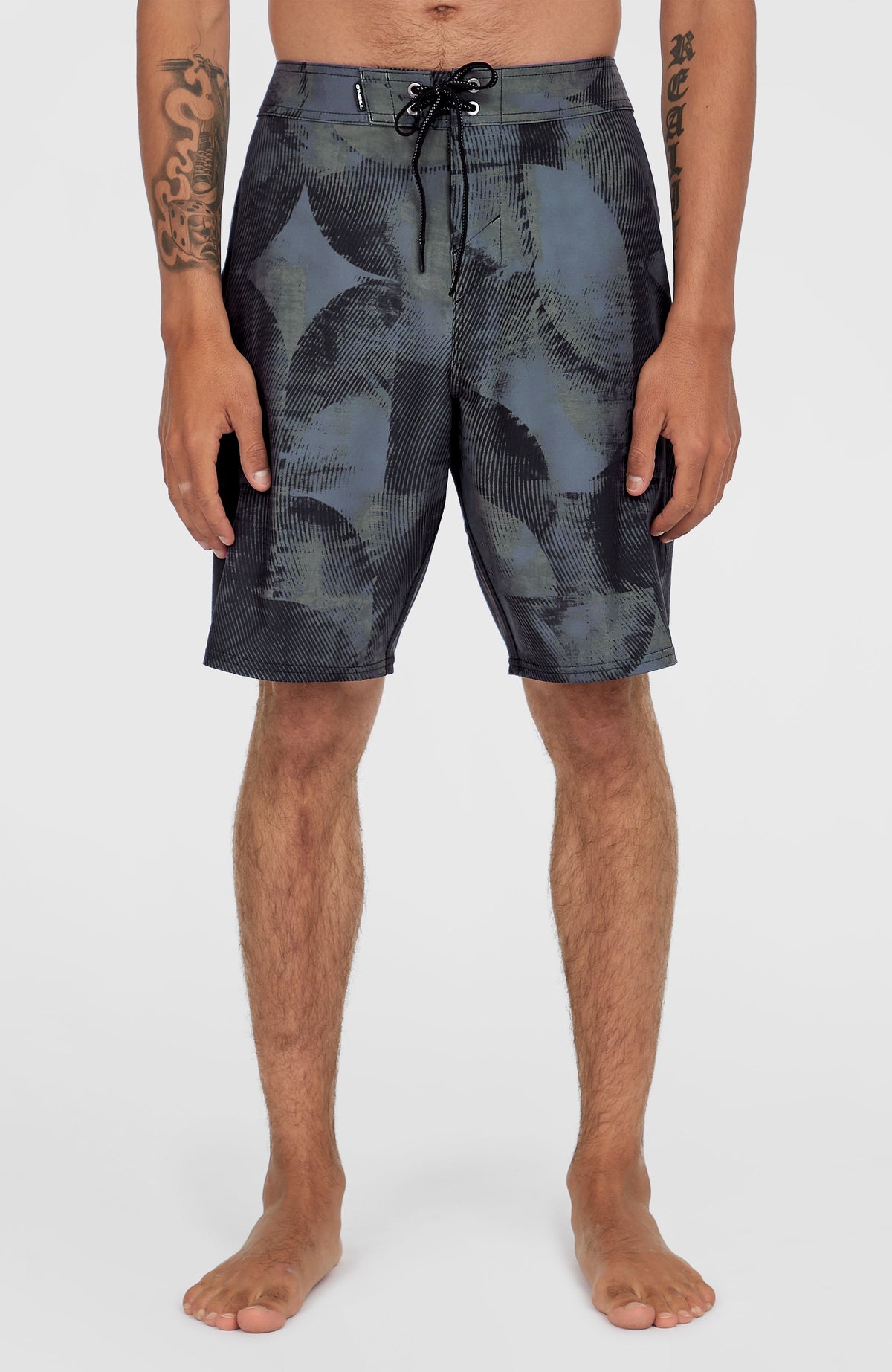 O'Neill Tech Enduro 20'' Boardshorts für Herren, grün mit Grafikmuster in Schwarz, Vorderansicht am Model