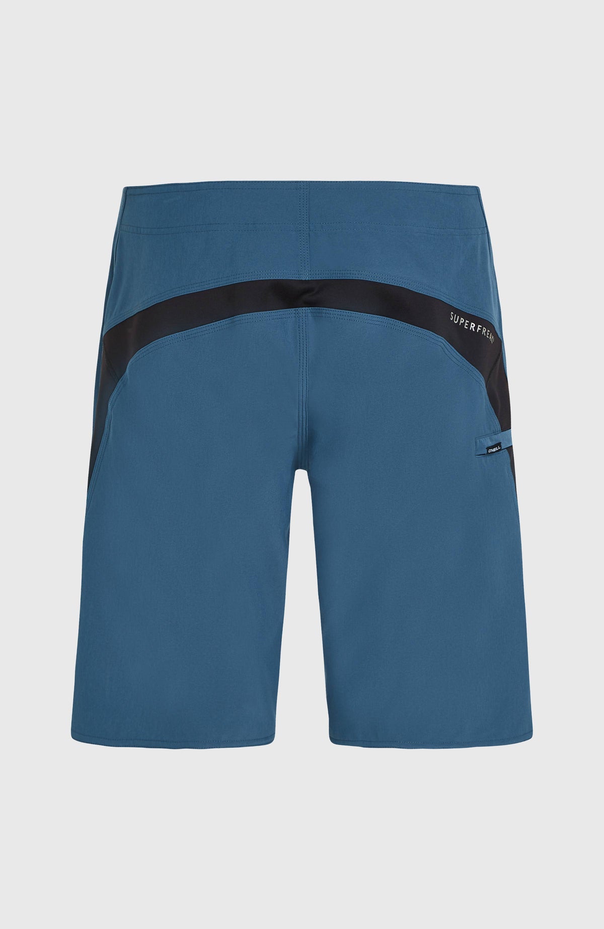 Blaue Superfreak Solid 21'' Boardshorts für Herren, freigestellt von hinten mit geschwungenem Kontrasteinsatz