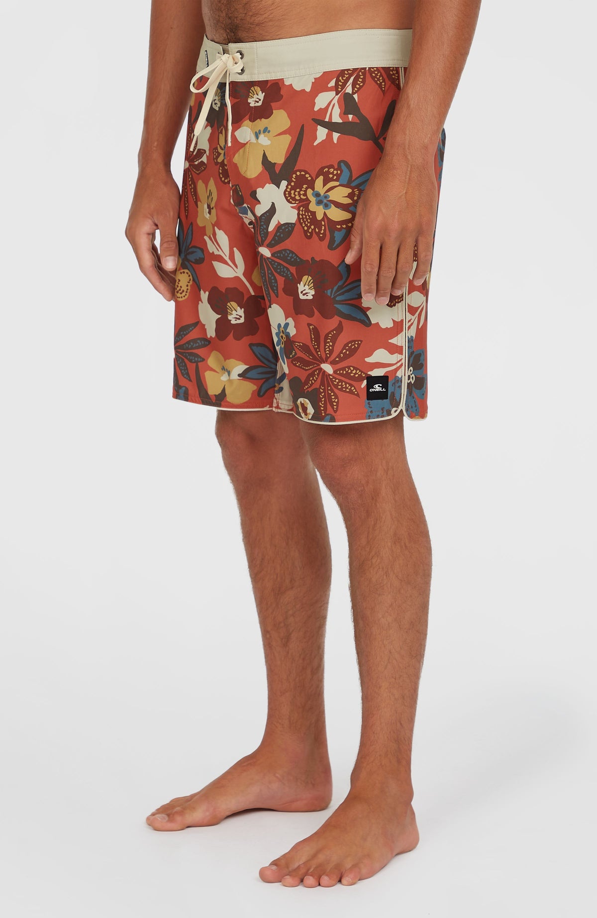 Hyperfreak Mysto Scallop 19'' Boardshorts für Herren, orange mit Blumenmuster, Halbprofilansicht mit Logo-Patch am Saum