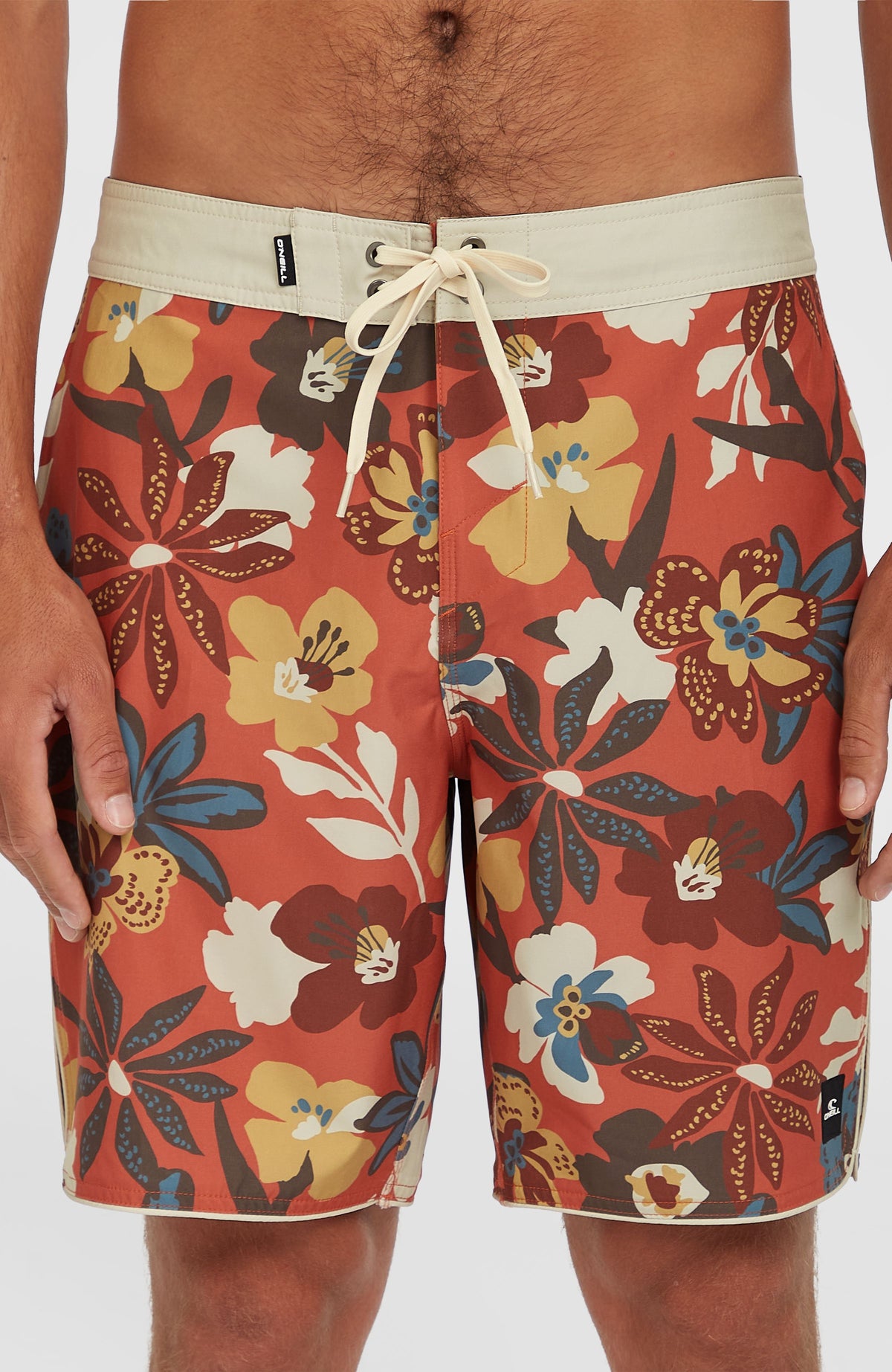 Nahaufnahme von Bund und Kordelzug der orangen Hyperfreak Mysto Scallop 19'' Boardshorts für Herren mit Blumenmuster