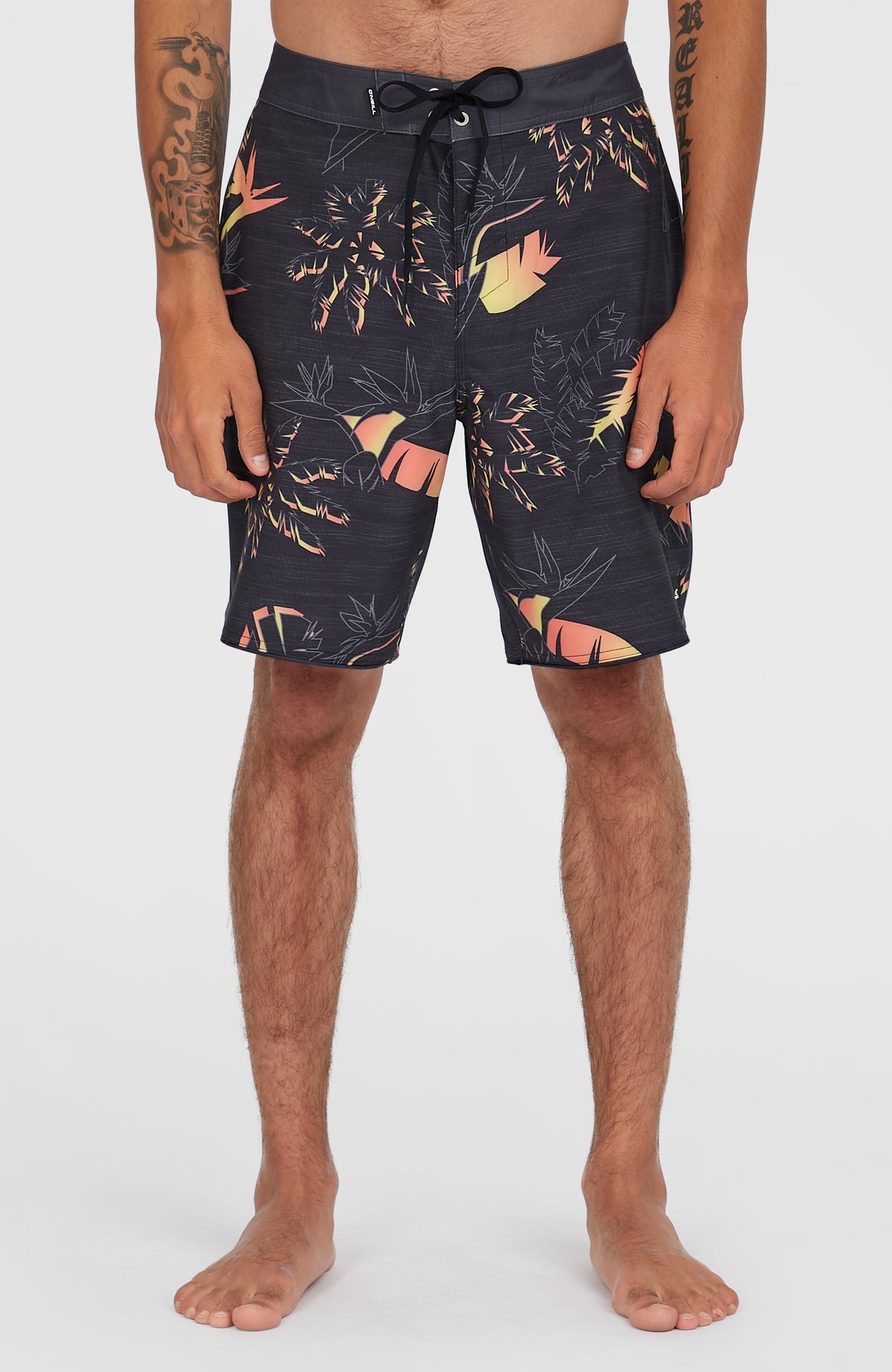 O'Neill Hyperfreak Mysto Scallop 19'' Boardshorts für Herren, schwarz mit Palmenmuster in Orange und Gelb, Vorderansicht