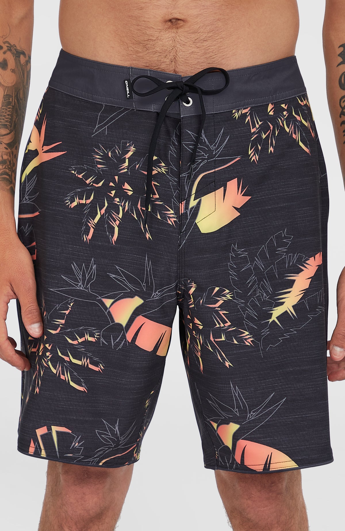 Nahaufnahme von Bund und Kordelzug der schwarzen Hyperfreak Mysto Boardshorts mit Palmenmuster in Orange und Gelb