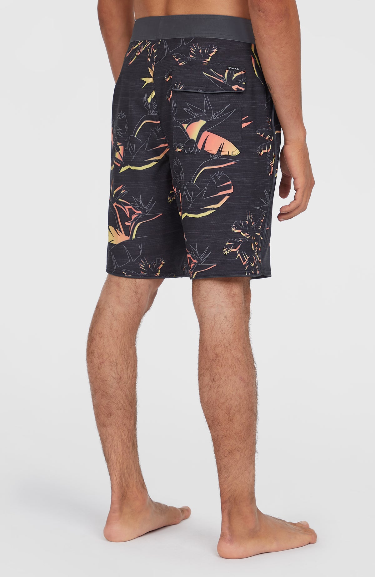 Hyperfreak Mysto Boardshorts für Herren, schwarz mit Palmenmuster, Rückansicht am Model mit aufgesetzter Gesäßtasche