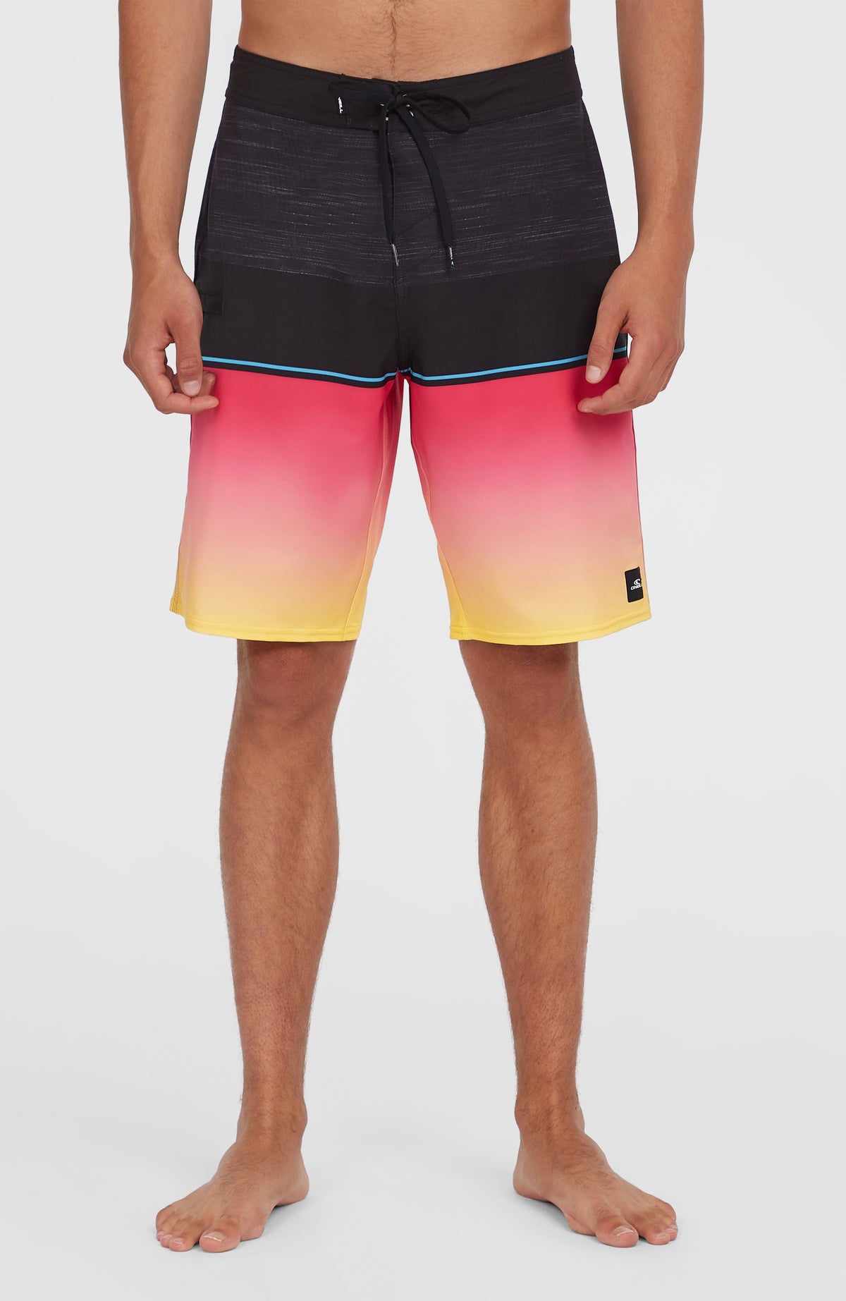 O'Neill Hyperfreak Heat Block 21'' Boardshorts für Herren, pink mit Farbverlauf in Gelb und Schwarz, Vorderansicht am Model