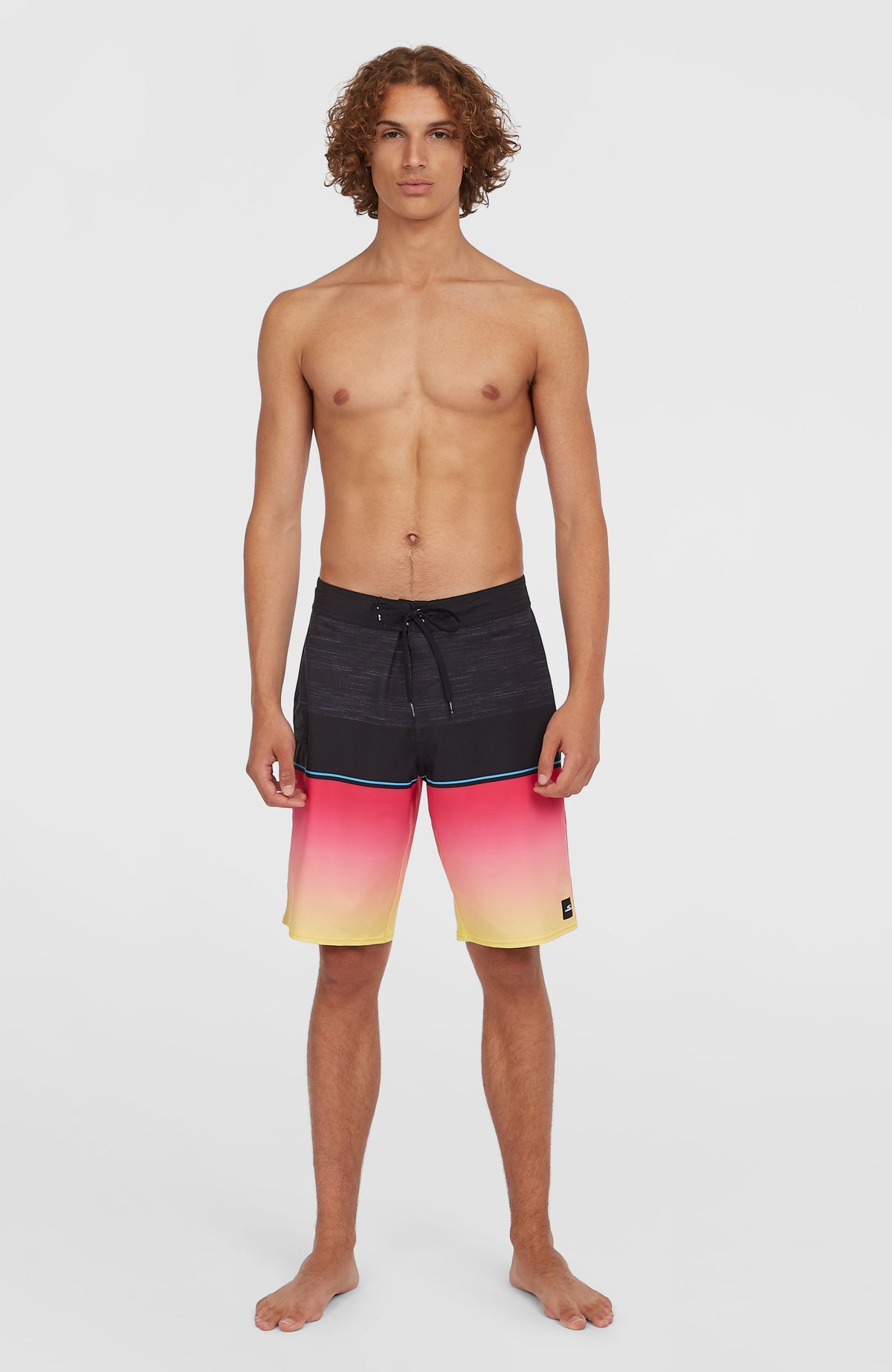 Hyperfreak Heat Block 21'' Boardshorts, pink mit Farbverlauf in Gelb und Schwarz, Ganzkörperansicht am Model