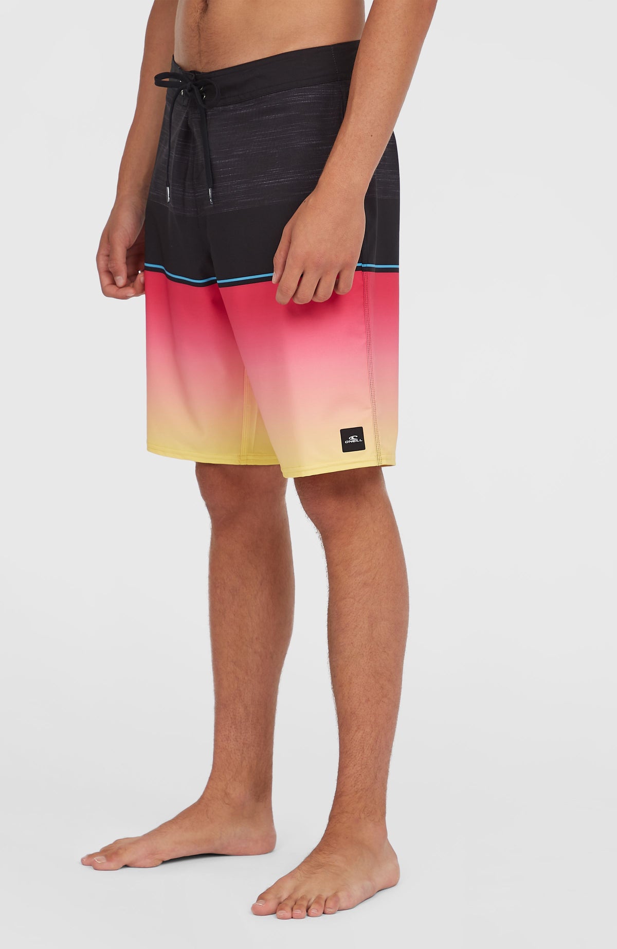 Hyperfreak Heat Block 21'' Boardshorts für Herren, pink mit Farbverlauf, Dreiviertelansicht mit Logo-Patch am Saum