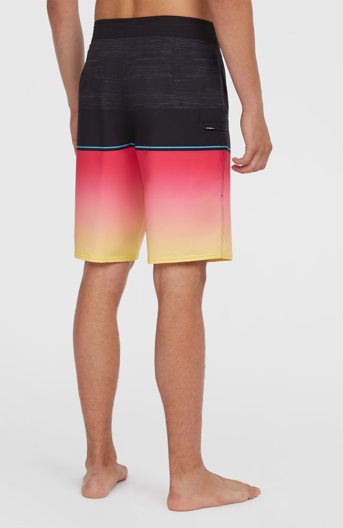 Hyperfreak Heat Block 21'' Boardshorts für Herren, pink mit Farbverlauf in Gelb und Schwarz, Rückansicht am Model