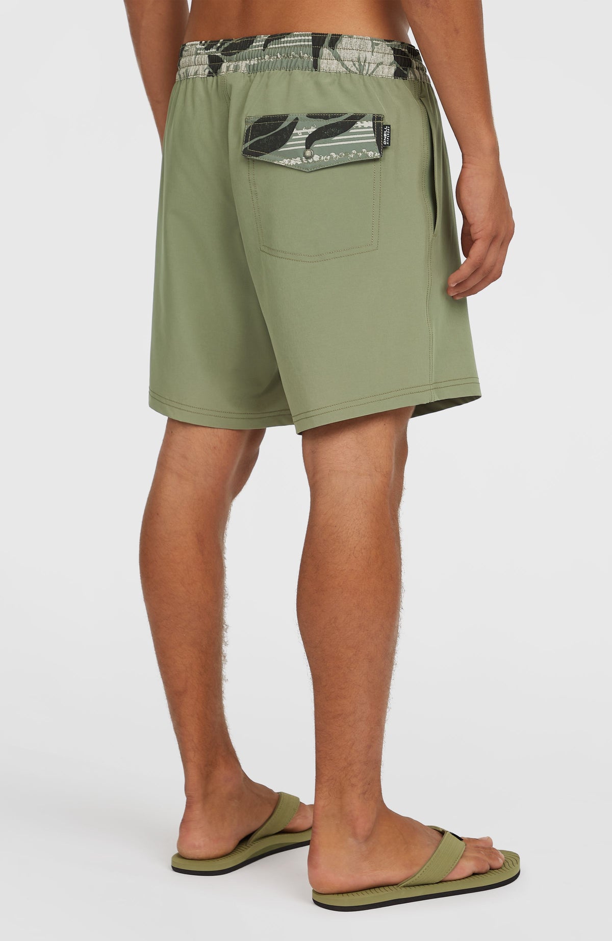 Pocket Print 16'' Badehose für Herren, grün mit Blättermuster, Rückansicht am Model mit gemusterter Gesäßtasche