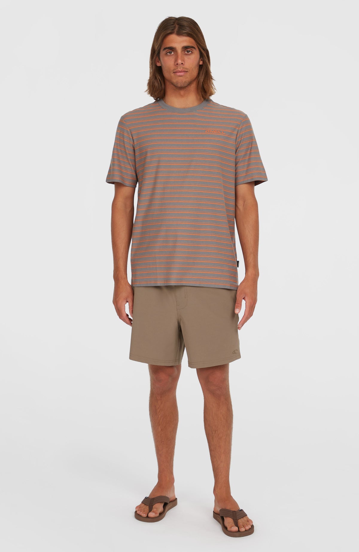 Pocket Print 16'' Badehose für Herren, braun mit Palmenmuster in Orange, Ganzkörperansicht am Model von vorne