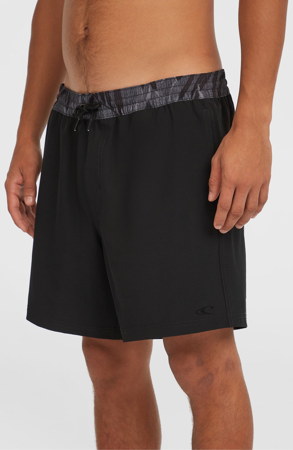 Pocket Print 16'' Badehose für Herren, schwarz mit Blättermuster in Grau, Seitenansicht am Model mit Kordelzug