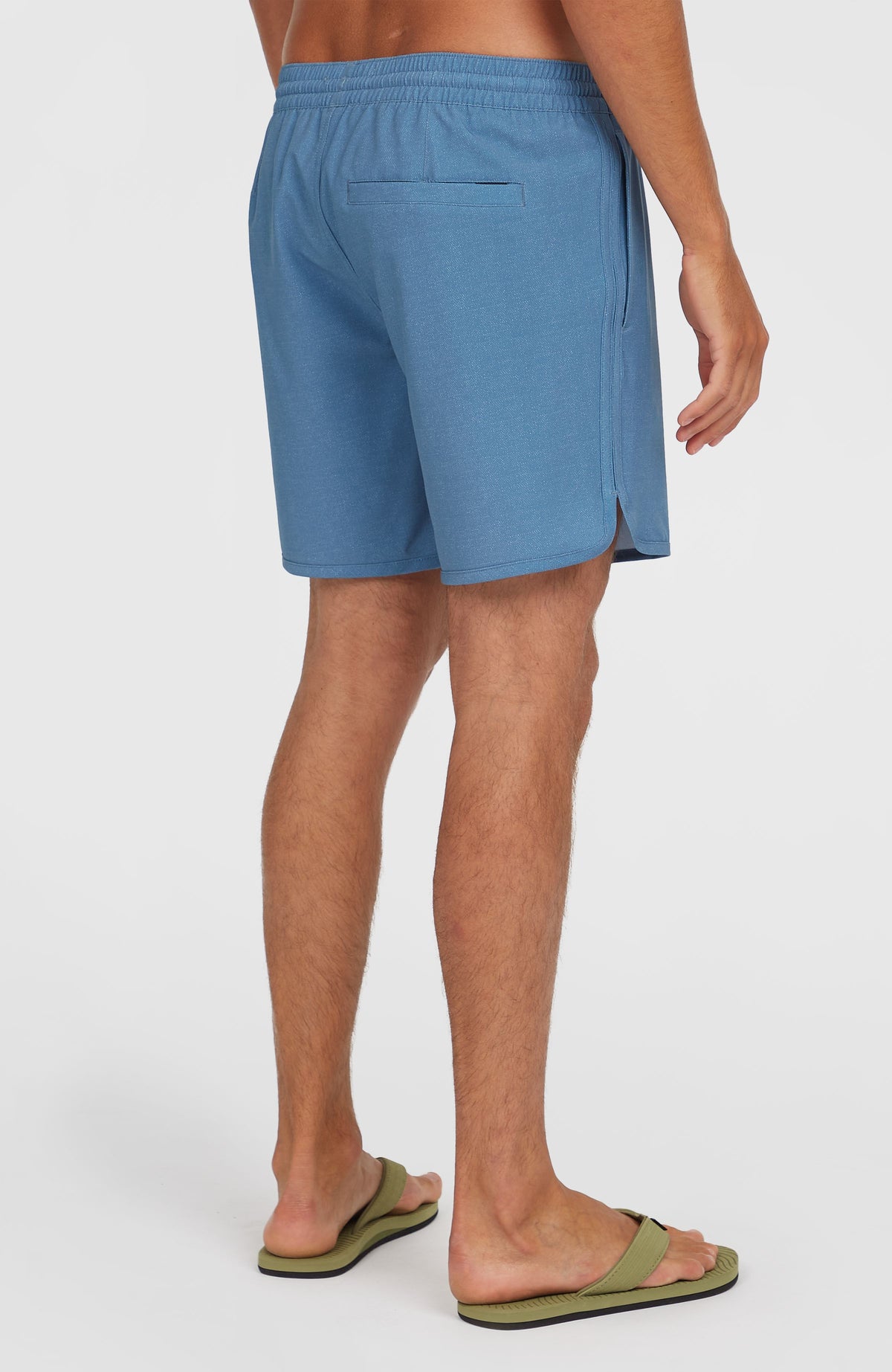 O'Riginals Scallop 16'' Badehose für Herren, blau, Seitenansicht von hinten am Model mit eingelassener Gesäßtasche