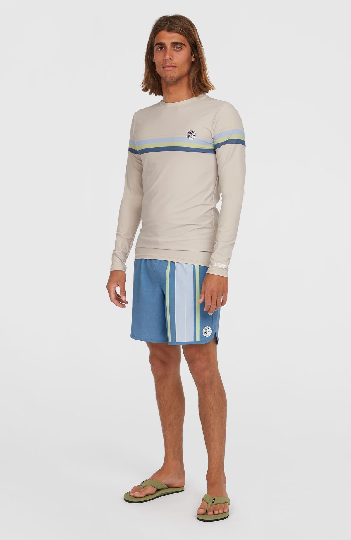 O'Riginals Scallop 16'' Badehose für Herren, blau mit Streifenmuster in Grün und Hellblau, getragen am Model