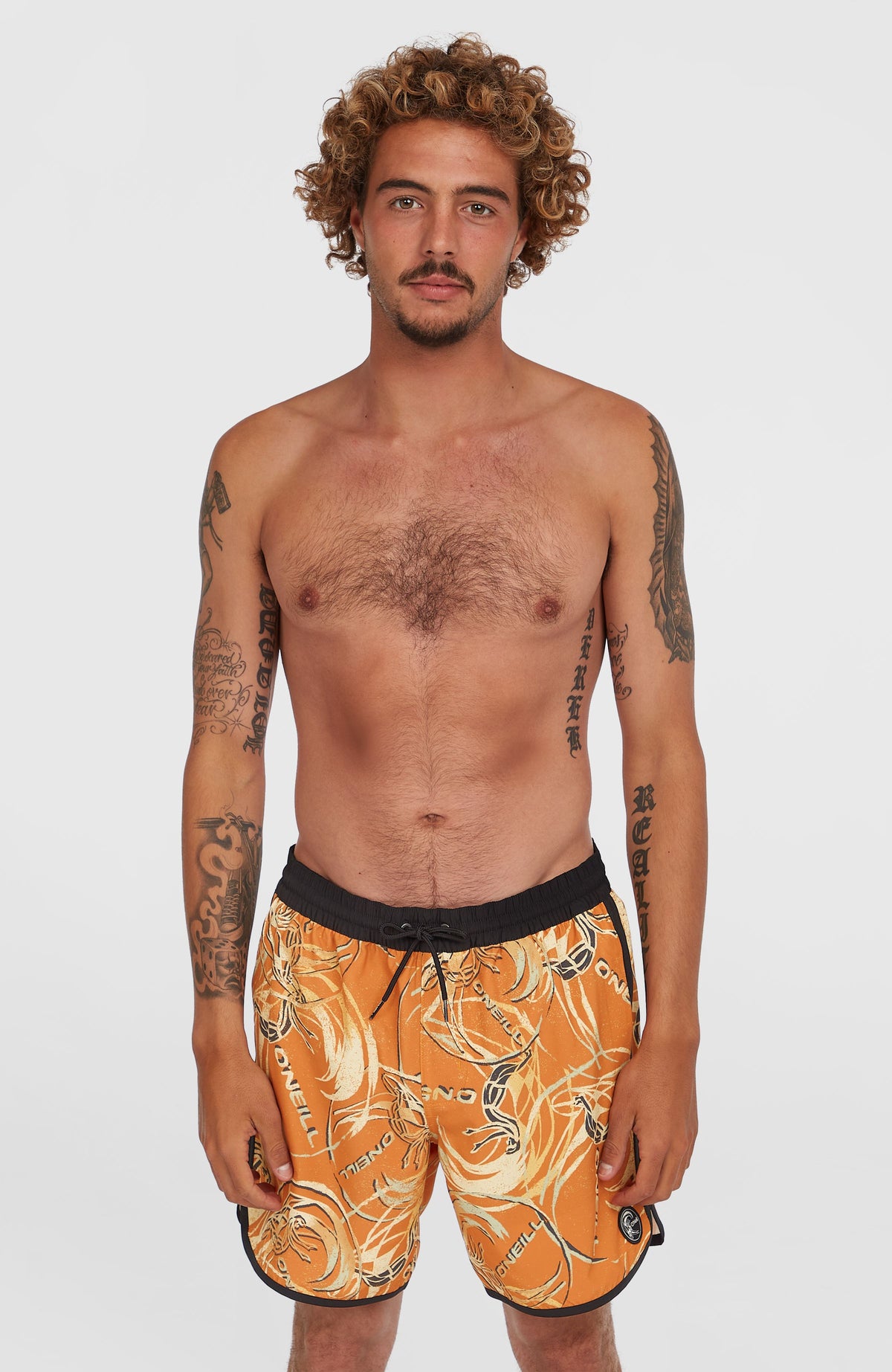 O'Neill O'Riginals Scallop 16'' Badehose für Herren, orange mit Grafikprint in Gelb und Schwarz, getragen am Model
