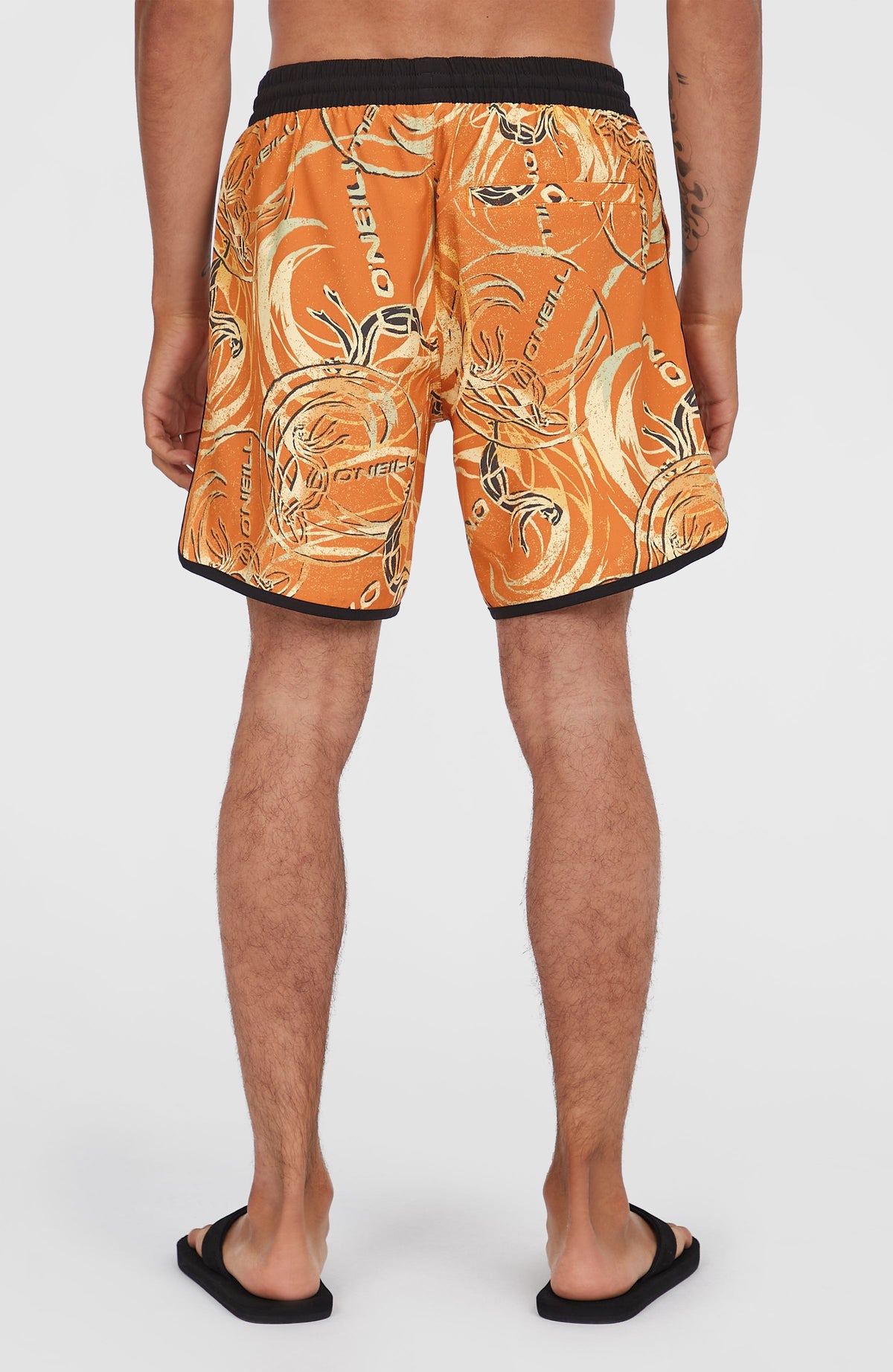 O'Riginals Scallop 16'' Badehose für Herren, orange mit Grafikprint in Gelb und Schwarz, Rückansicht am Model
