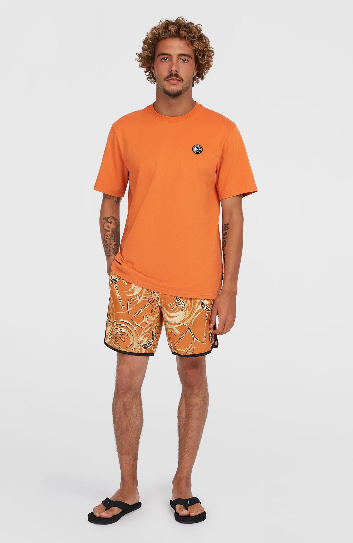 O'Riginals Scallop 16'' Badehose für Herren, orange mit Grafikprint in Gelb und Schwarz, Ganzkörperansicht am Model