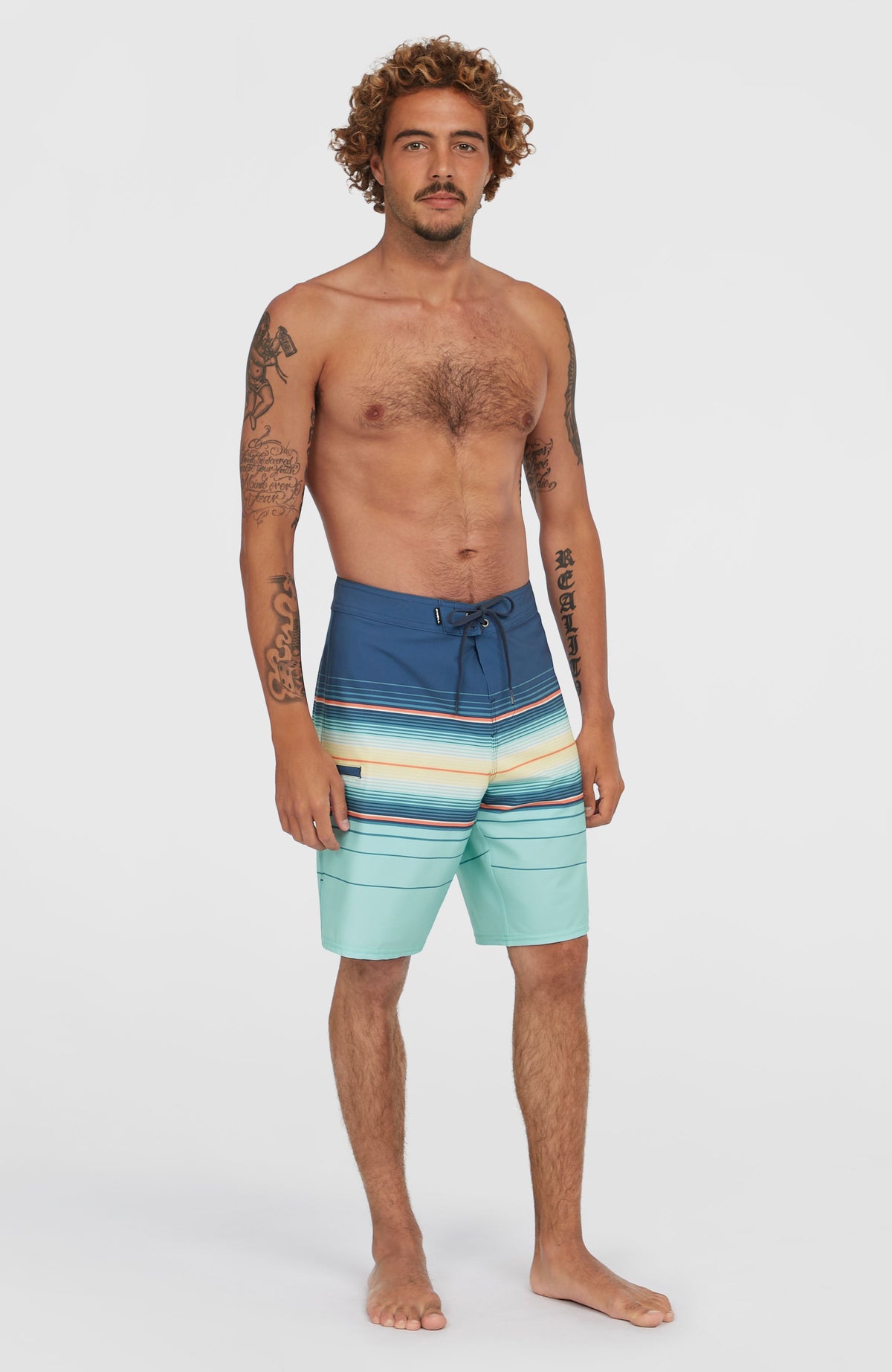 Hyperfreak Heat Stripe 21'' Boardshorts für Herren, blau mit Streifenmuster in Türkis und Gelb, getragen am Model