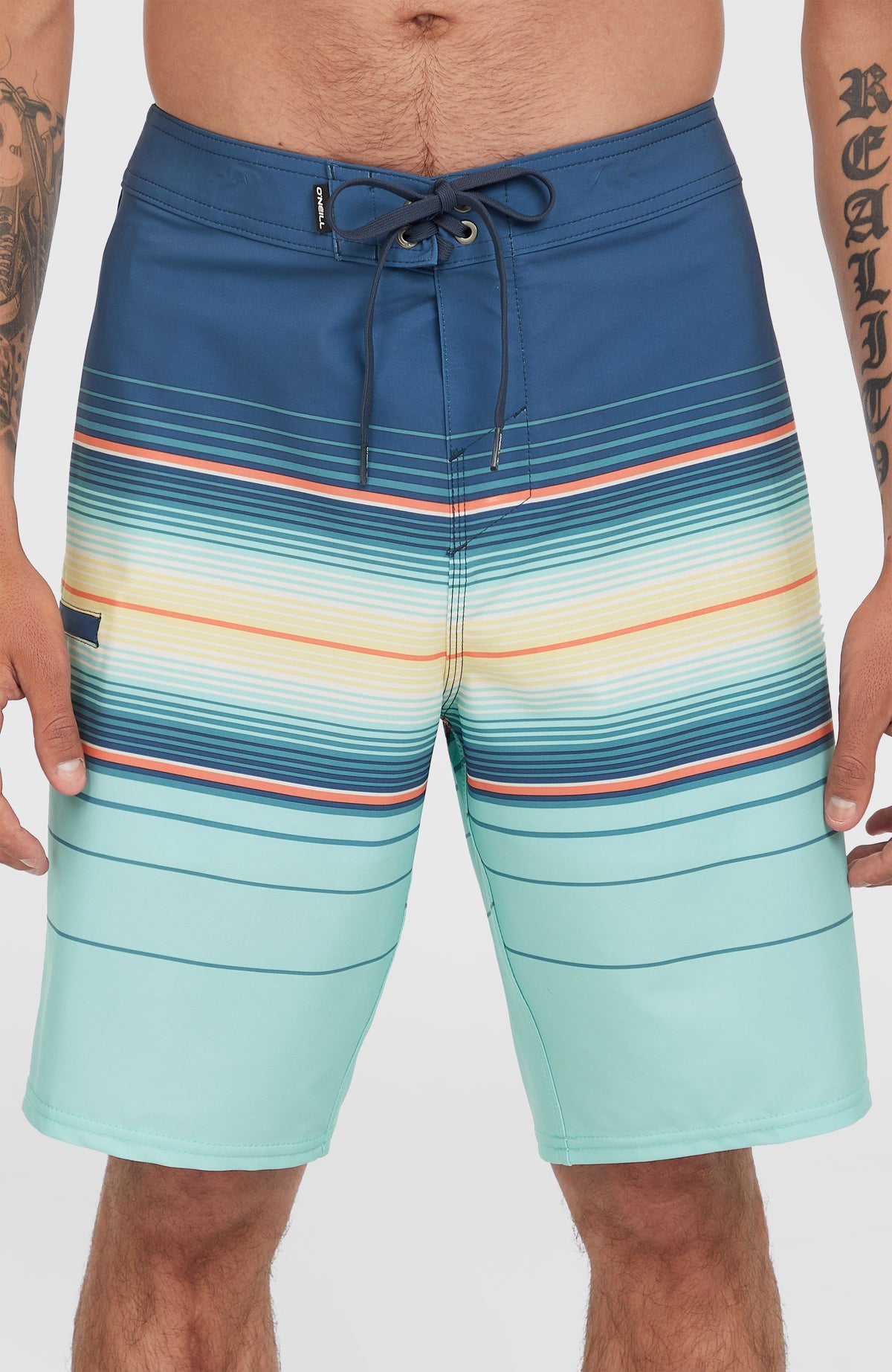 Nahaufnahme von Bund und Kordelzug der blauen Hyperfreak Heat Stripe 21'' Boardshorts mit Streifenmuster in Türkis und Gelb