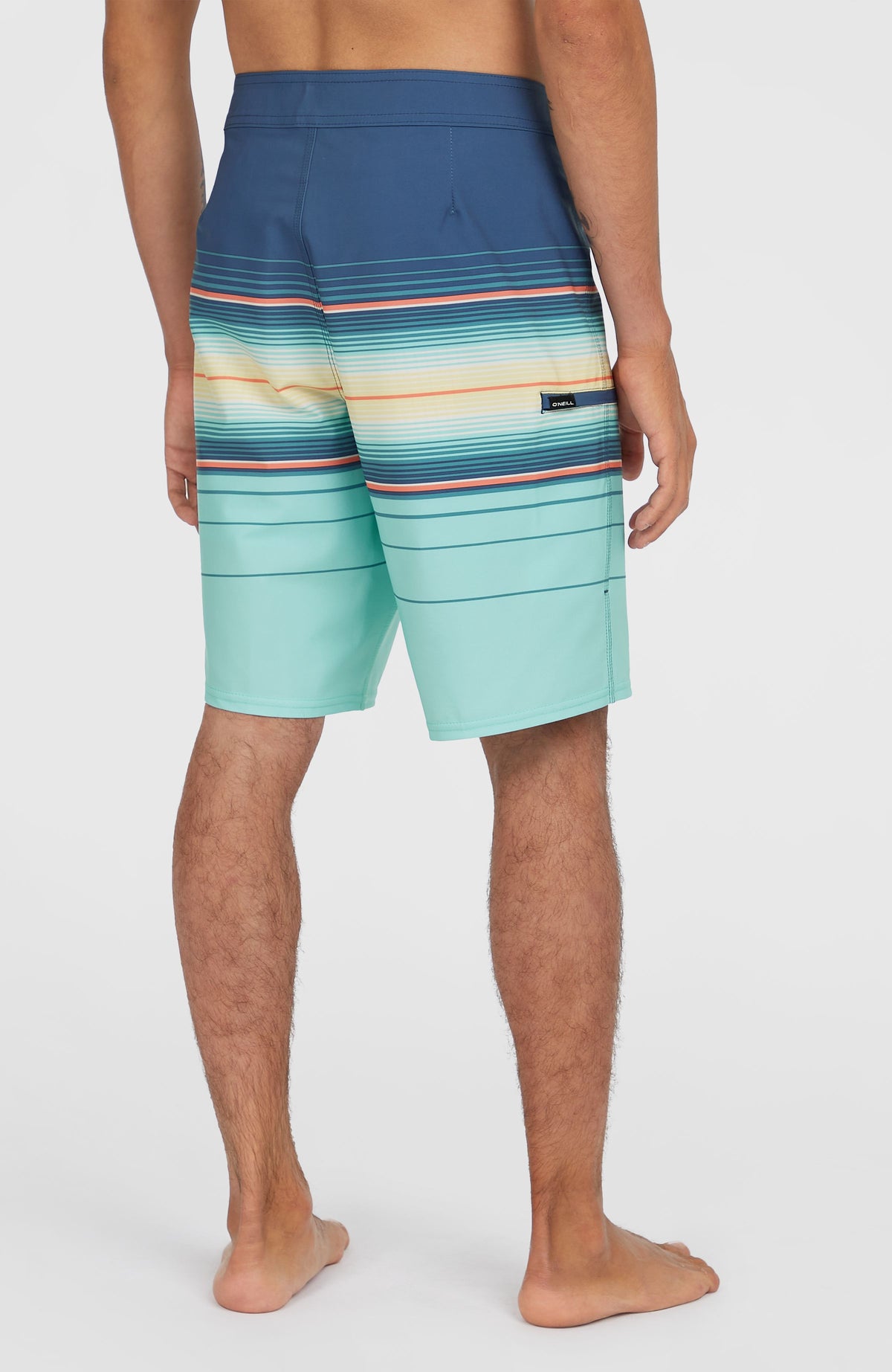 Hyperfreak Heat Stripe 21'' Boardshorts für Herren, blau mit Streifenmuster in Türkis und Gelb, Rückansicht am Model