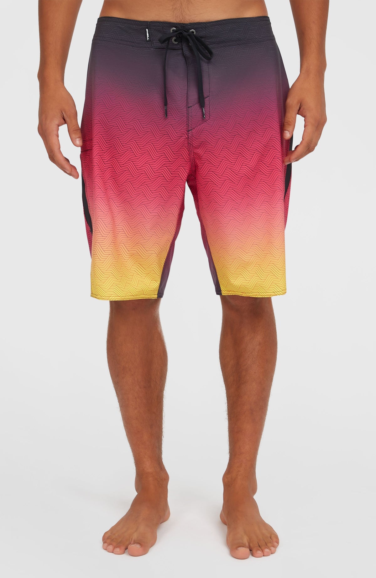 O'Neill Superfreak Mysto 20'' Boardshorts für Herren, pink mit Farbverlauf in Schwarz und Gelb, Vorderansicht am Model
