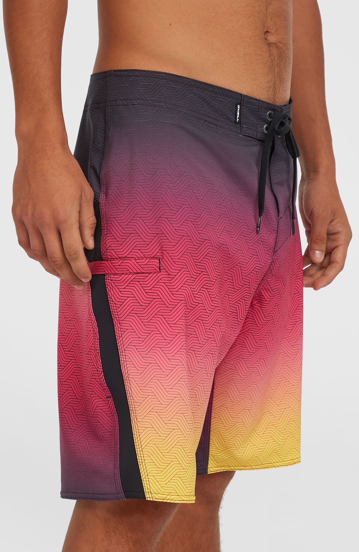 Nahaufnahme der Seitentasche und des Bundes der pinken Superfreak Mysto 20'' Boardshorts mit Farbverlauf am Model