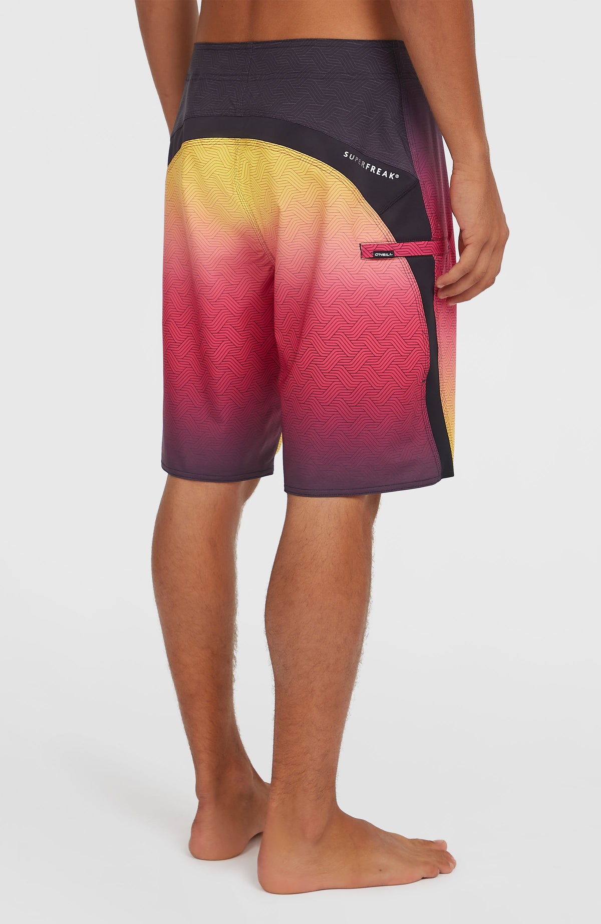 Superfreak Mysto 20'' Boardshorts für Herren, pink mit Farbverlauf in Schwarz und Gelb, Rückansicht am Model