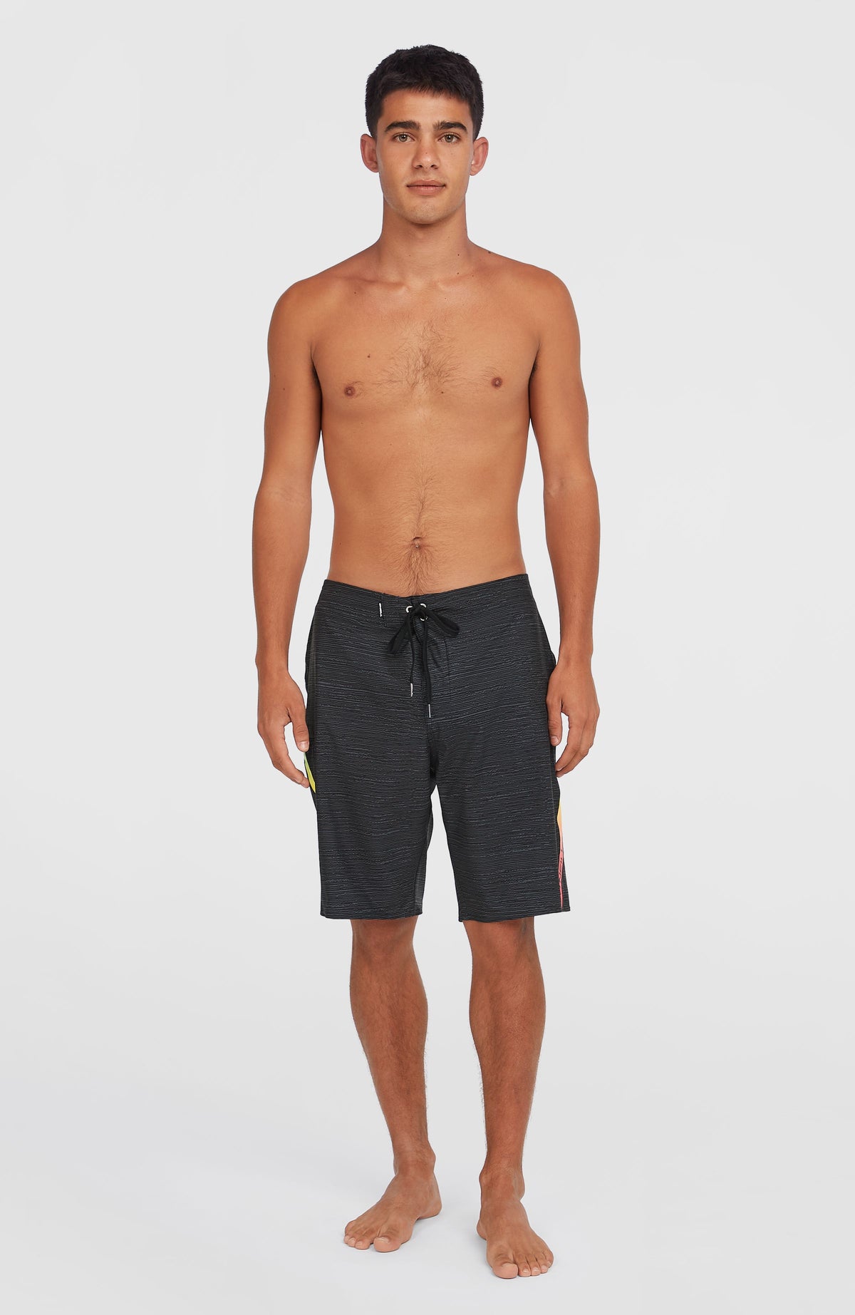 Superfreak Mysto 20'' Boardshorts für Herren, schwarz, Ganzkörperansicht am Model von vorne