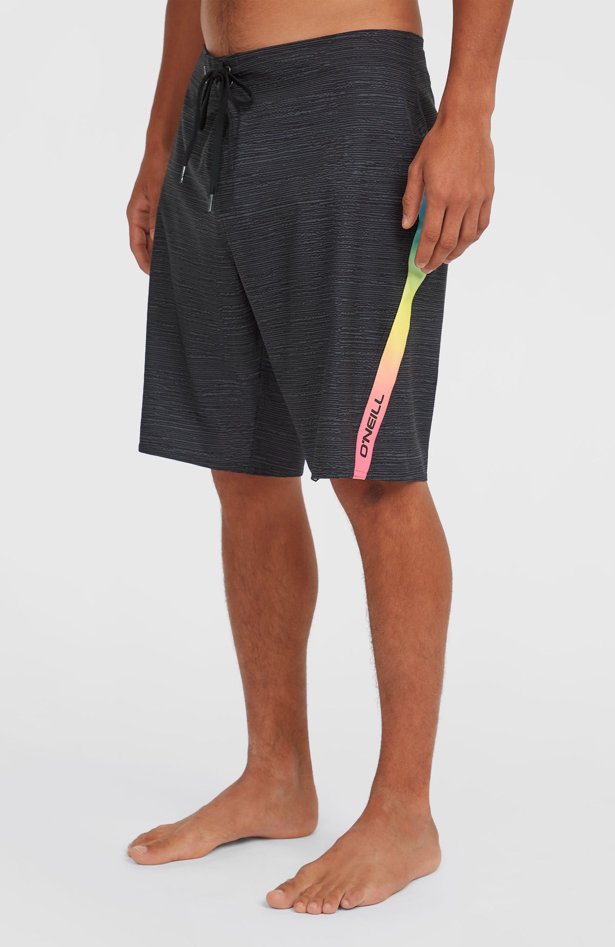 Superfreak Mysto 20'' Boardshorts für Herren, schwarz, Seitenansicht am Model mit Logo-Print