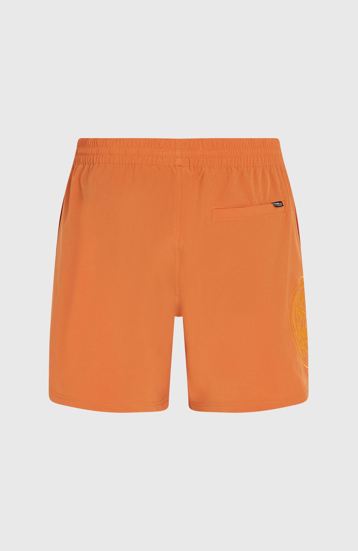 O'Riginals Cali Ocean 16'' Badehose für Herren, orange, freigestellt von hinten mit Gesäßtasche und Logo-Fähnchen