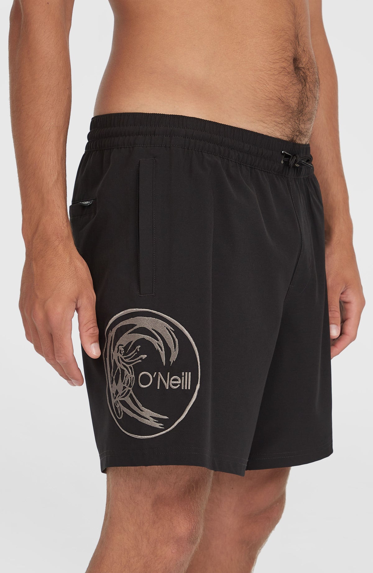 O'Riginals Cali Ocean 16'' Badehose für Herren, schwarz, Seitenansicht am Model mit rundem Logo-Print am Bein