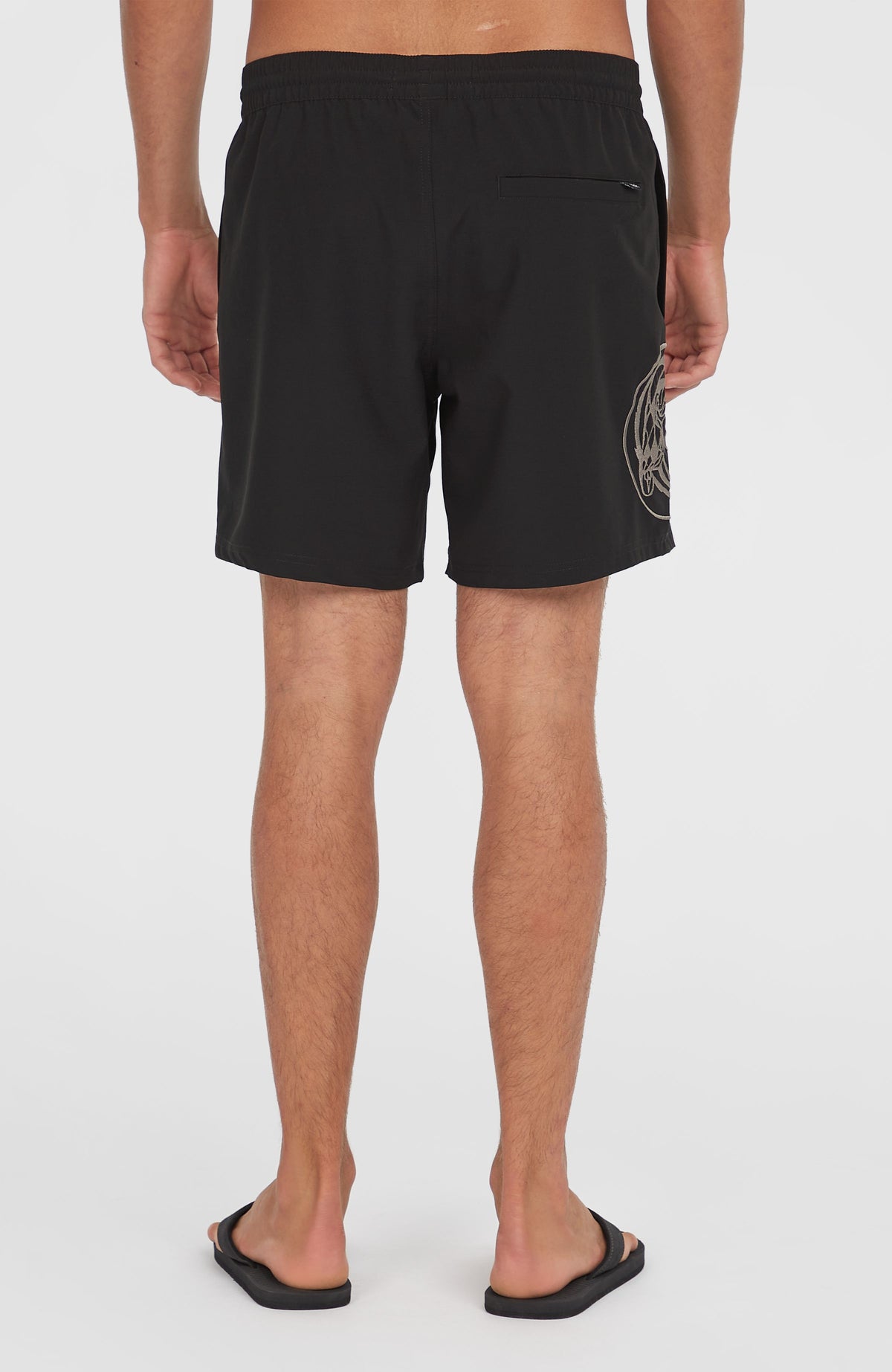O'Riginals Cali Ocean 16'' Badehose für Herren, schwarz, Rückansicht am Model mit Gesäßtasche