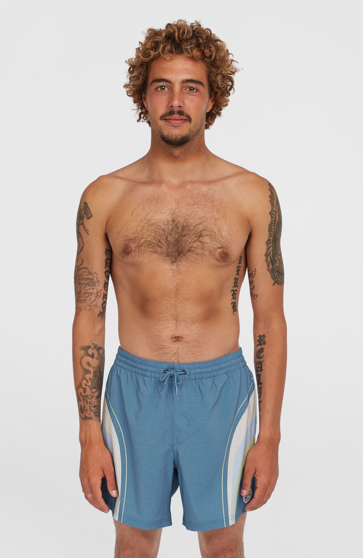 O'Riginals Longboard 15'' Badehose für Herren, blau mit Streifenmuster in Weiß und Grün, Vorderansicht am Model
