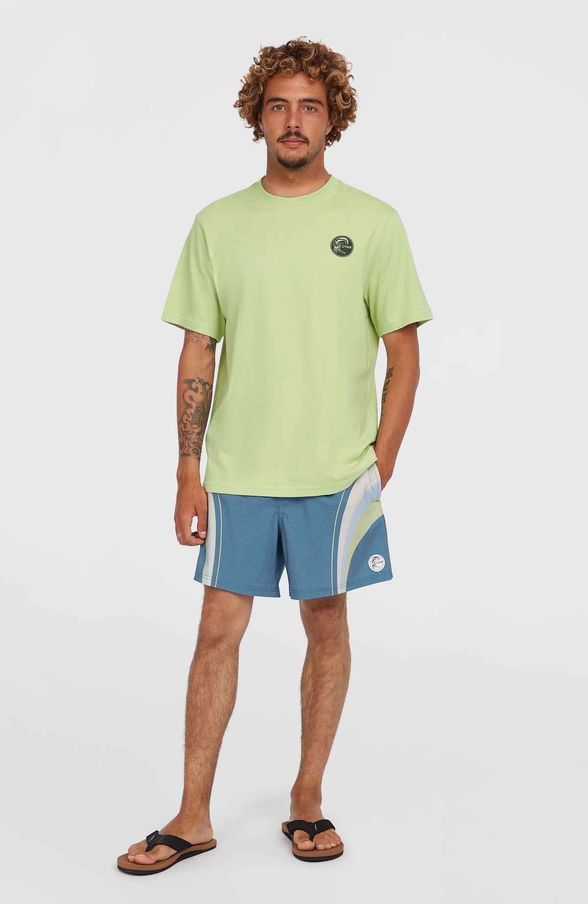 O'Riginals Longboard 15'' Badehose für Herren, blau mit Streifenmuster, Vorderansicht getragen am Model