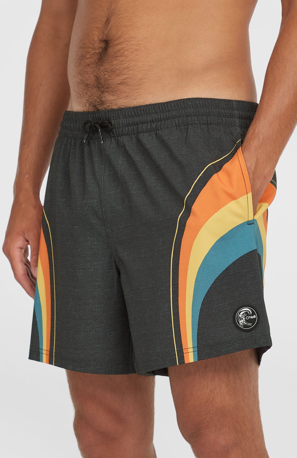 O'Riginals Longboard 15'' Badehose für Herren, schwarz, Nahaufnahme am Model mit Logo-Patch am Hosenbein