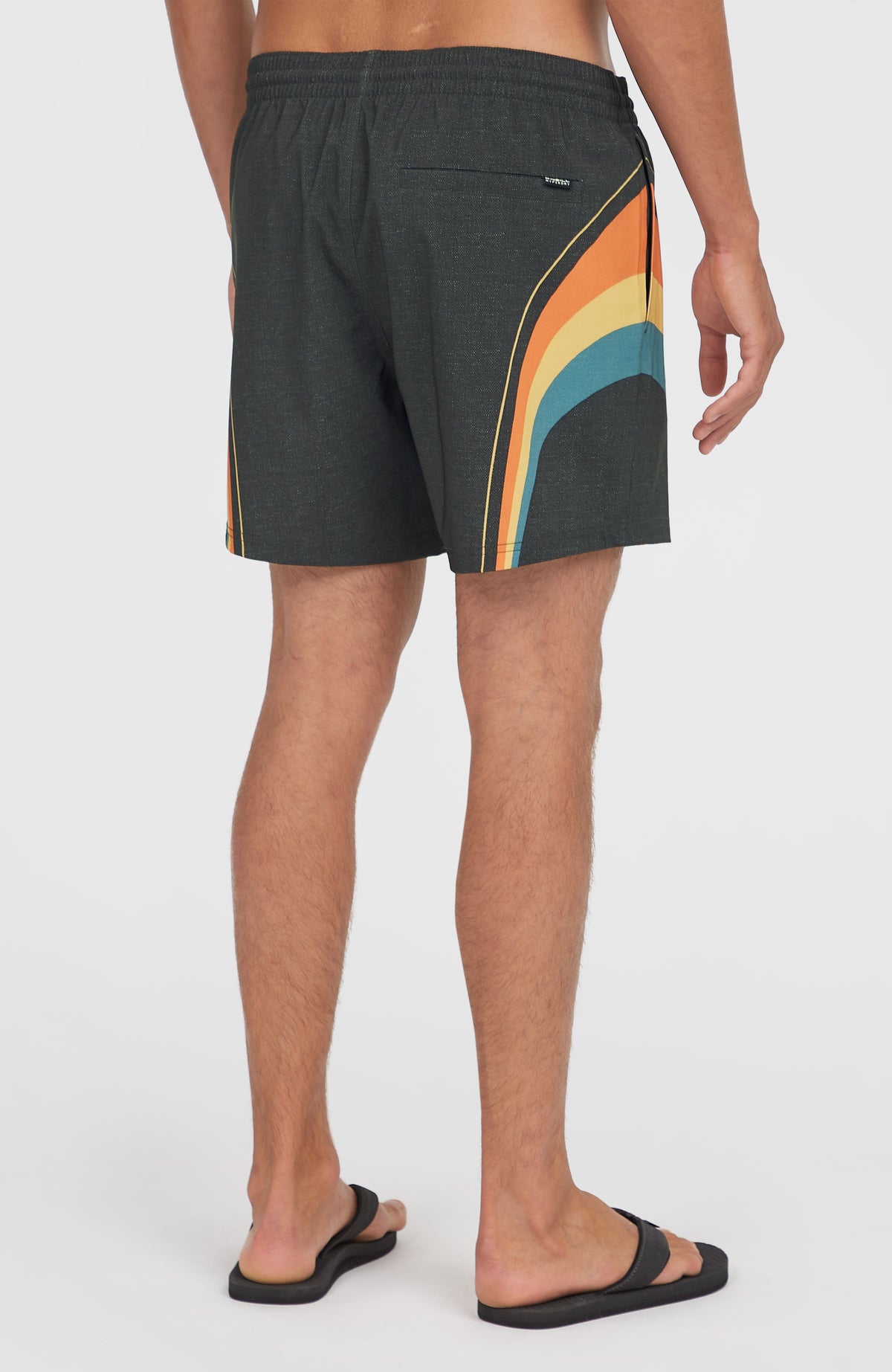 O'Riginals Longboard 15'' Badehose für Herren, schwarz, Rückansicht getragen am Model mit Gesäßtasche