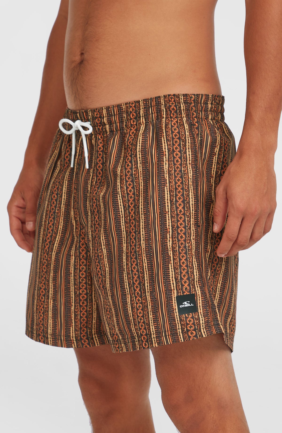 Cali Print 15'' Badehose, orange mit Streifenmuster in Braun und Schwarz, Nahaufnahme von Bund und Kordelzug am Model