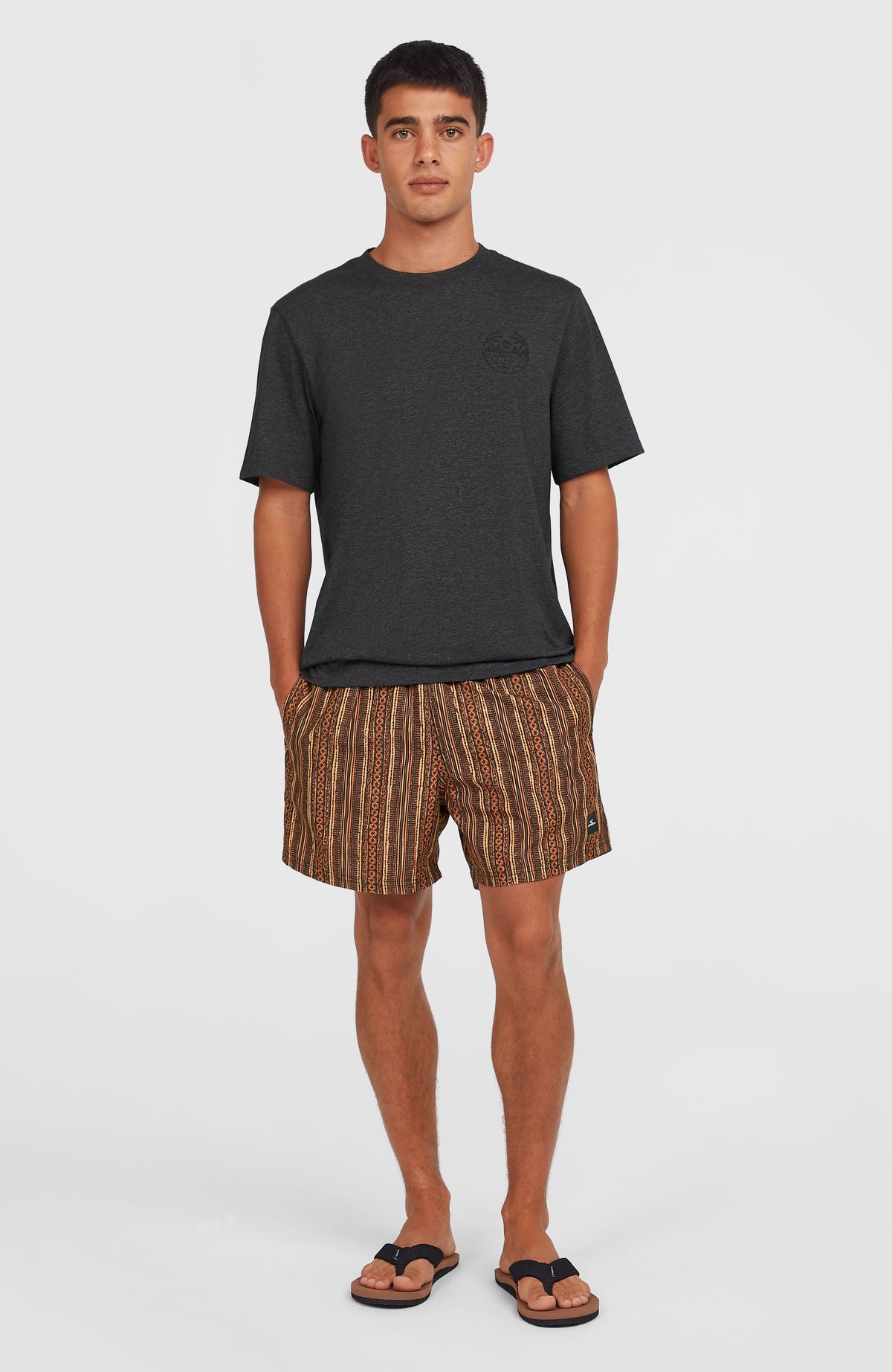 Cali Print 15'' Badehose für Herren, orange mit Streifenmuster in Braun und Schwarz, Ganzkörperansicht am Model